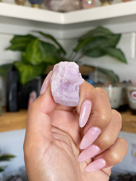 Load image into Gallery viewer, Raw Pink Kunzite
